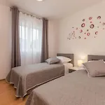 Family Friendly With A Swimming Pool Sali, Dugi Otok - 8083 Apartamento Sali