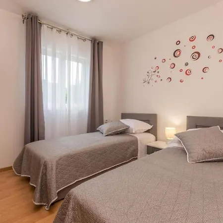 Family Friendly With A Swimming Pool Sali, Dugi Otok - 8083 Apartamento Sali