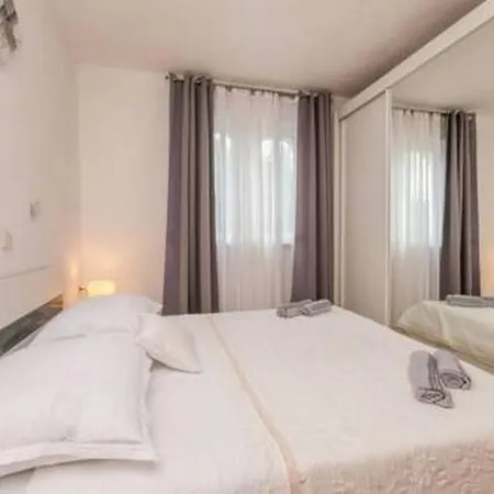 Family Friendly With A Swimming Pool Sali, Dugi Otok - 8083 Apartment Sali